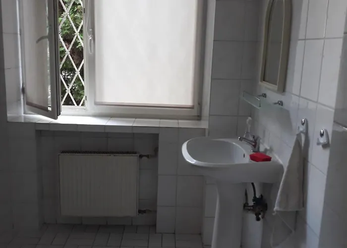 Macedonia * وارسو