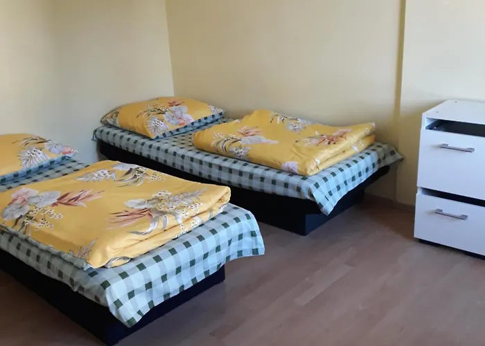 Macedonia * وارسو