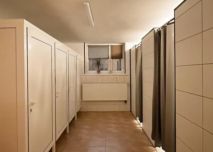 Macedonia * وارسو